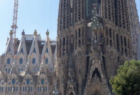 Sightsee - La Sagrada Familia Barcelona Cathedral